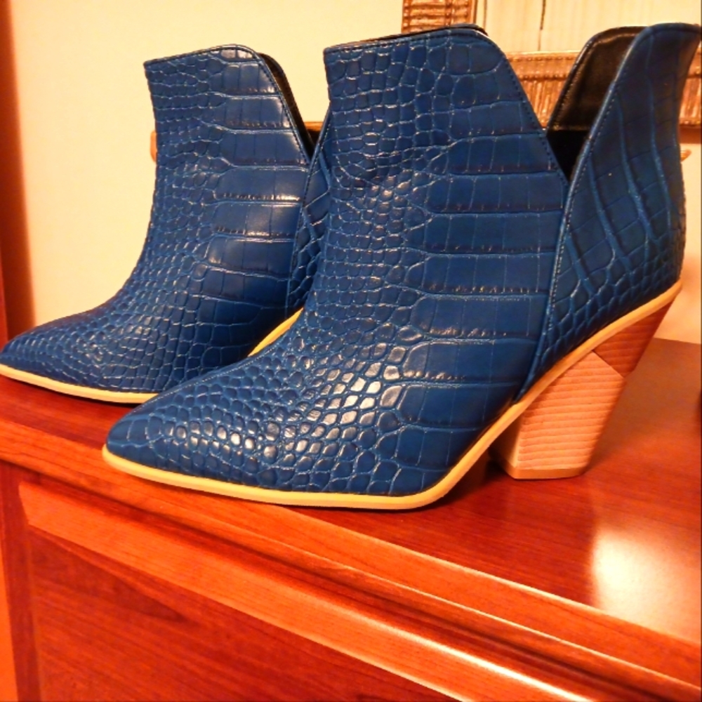 BUTITI EMBOSSED ANKLE BOOTS